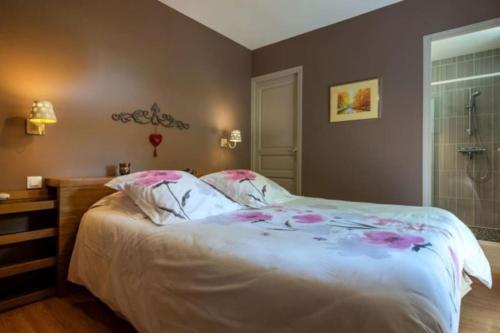 CurgyGîte Les Hirondelles的一间卧室设有一张大床和淋浴