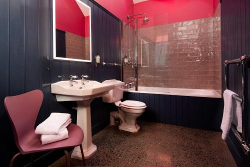 East LintonShepherd's Bothy at Papple Steading的浴室配有盥洗盆、卫生间和浴缸。