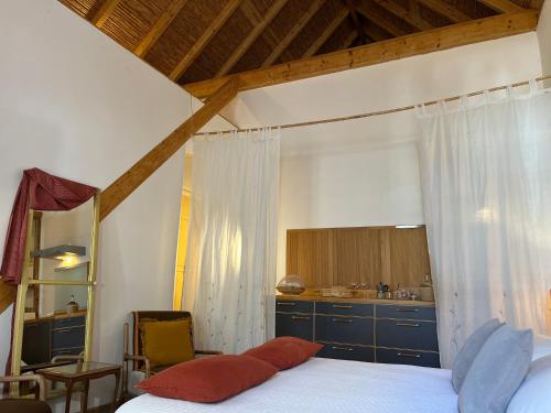 塔维拉卡萨贝莱扎多索旅馆的一间卧室配有一张床和一间厨房