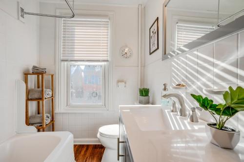 波茨敦Charming Pottstown Apartment - Walk to Town!的白色的浴室设有水槽和卫生间。