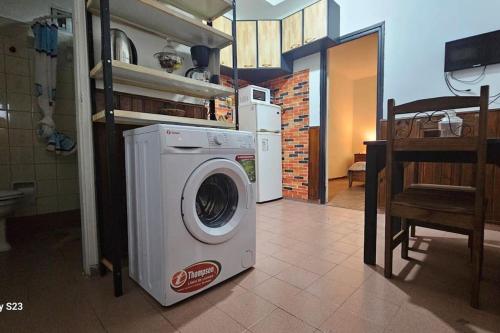 蒙得维的亚Apartamento Candombe的客房内的洗衣机和烘干机