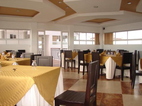 波帕扬Hotel San Jeronimo的用餐室配有桌椅和黄色桌布