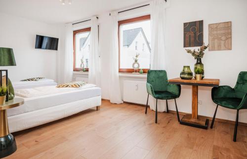 鲁尔河畔米尔海姆Kurzzeitglück 24h Self Check-In MH02的卧室配有一张床和一张桌子及椅子