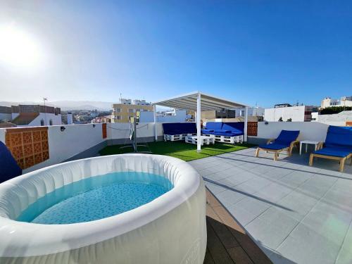 特尔德St George's Apartments - Gran Canaria的房屋屋顶上的热水浴池