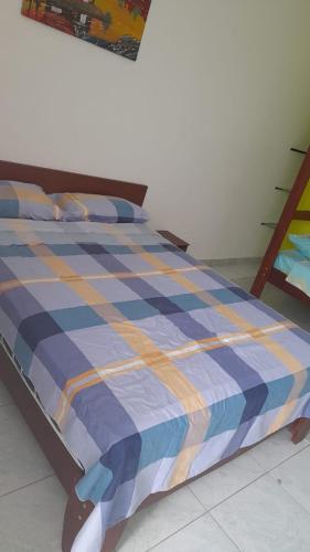 通苏帕FAMILIA REINOSO的一张蓝色和黄色的床铺