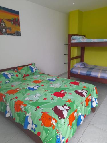 通苏帕FAMILIA REINOSO的一间卧室配有绿色的被子,里面饲养着动物