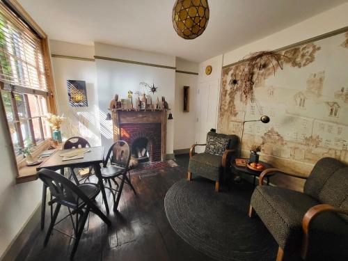拉伊Aviemore Rye的客厅配有桌椅和壁炉
