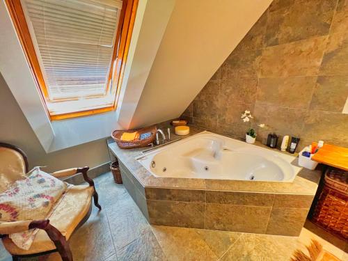 里贝拉Illas Atlánticas的客房内的浴室设有大浴缸