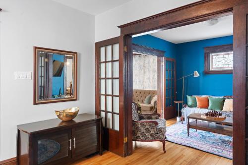蒙克顿Beautiful Victorian Home Located Downtown Moncton的客厅设有蓝色的墙壁和镜子