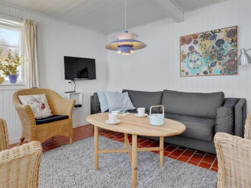 海斯勒Holiday Home Asgot - 15m from the sea in Bornholm by Interhome的客厅配有沙发和桌子