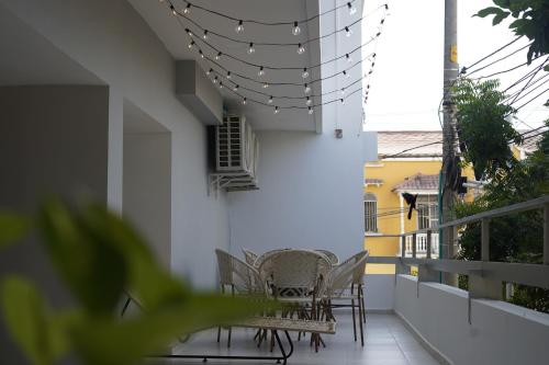 卡塔赫纳DORADO PLAZA GETSEMANI的大楼内的阳台配有椅子和灯
