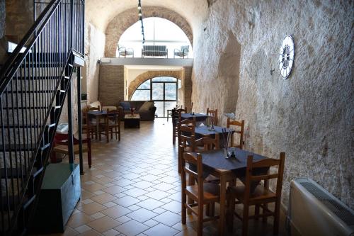 阿泰萨Il Castello di Atessa的一间在房间内配有桌椅的餐厅