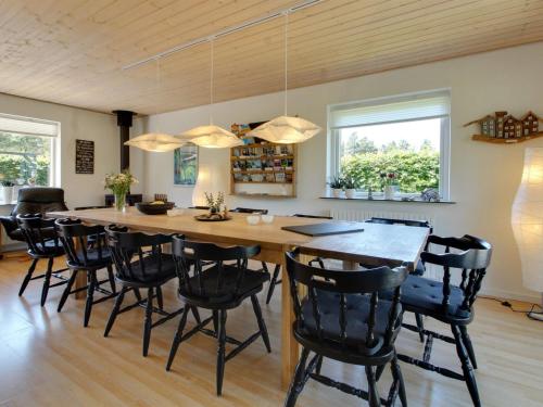 亨讷斯特兰德Holiday Home Lavrans - 2-5km from the sea in Western Jutland by Interhome的用餐室配有大型木桌和椅子