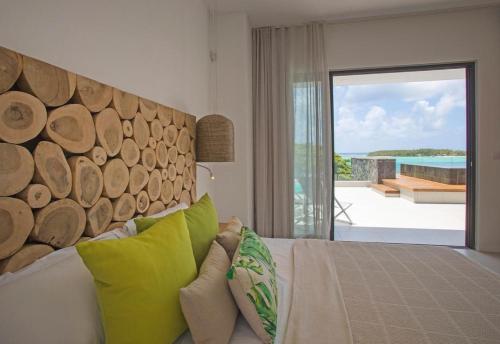 蓝海湾PentHouse sur mer - Blue Alizée的客厅配有一张带木制床头板的沙发