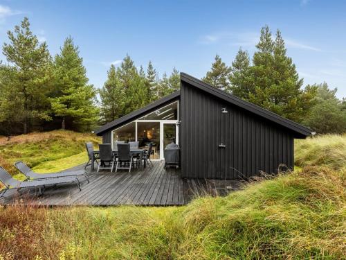 博利尔马克Holiday Home Emila - 2-2km from the sea in Western Jutland by Interhome的山上的黑色房子,有甲板