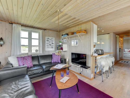 比耶勒高Holiday Home Heilo - from the sea in Western Jutland by Interhome的客厅配有沙发和桌子
