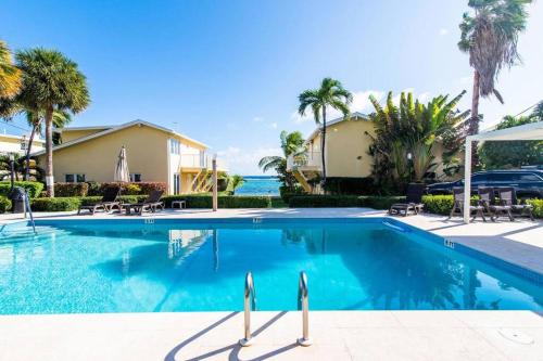 乔治敦Incredible Beach Front Villa!的棕榈树别墅内的游泳池