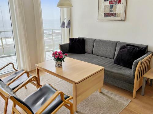 阿灵厄Apartment Henna - 50m from the sea in Bornholm by Interhome的客厅配有沙发和桌子