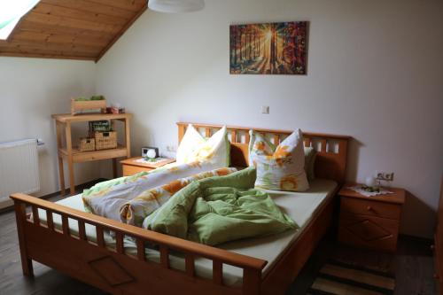 Ardagger MarktBio-Bauernhof Haunschmid的一间卧室配有一张木架床