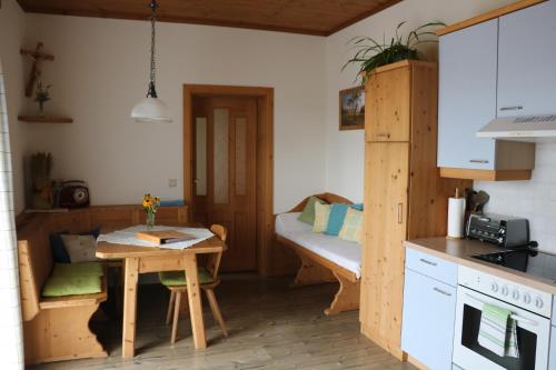 Ardagger MarktBio-Bauernhof Haunschmid的一间带桌子和沙发的小厨房