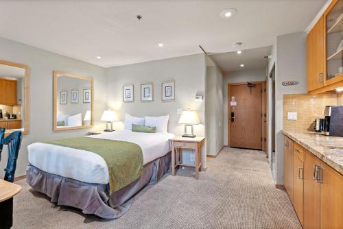 奥林匹克谷Studio Loft #349的酒店客房设有一张大床和一个厨房。