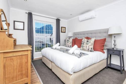 开普敦Cosy New Home in Claremont的一间卧室设有一张大床和一个窗户。