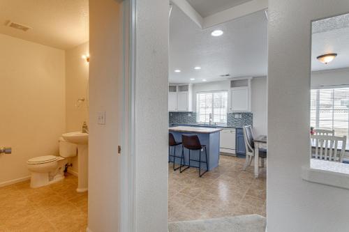 奥罗拉Spacious Home with Patio Near Denver Airport的厨房以及带水槽和卫生间的起居室。
