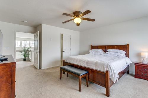 奥罗拉Spacious Home with Patio Near Denver Airport的一间卧室配有一张床和吊扇
