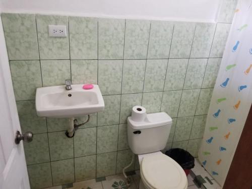 莫约加尔帕Hostel Caballo Blanco的一间带卫生间和水槽的浴室