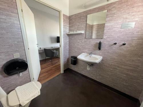 法尔雪平拉斯塔法尔柯平汽车旅馆的一间带水槽和镜子的浴室