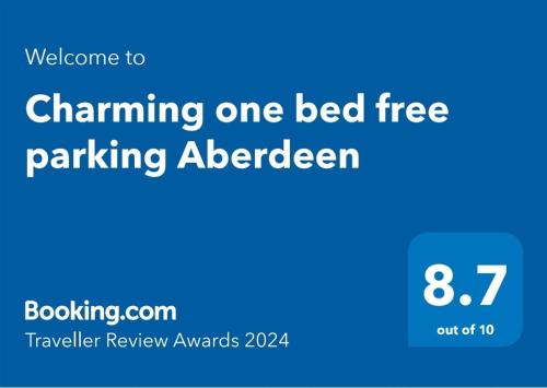 阿伯丁Charming one bed free parking Aberdeen的一张床位的标志,上面显示了一条可免费停泊的通道