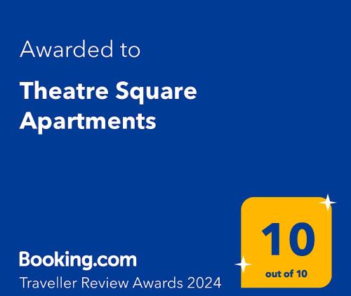 诺维萨德Theatre Square Apartments的黄色标志,文字被授予剧院广场公寓