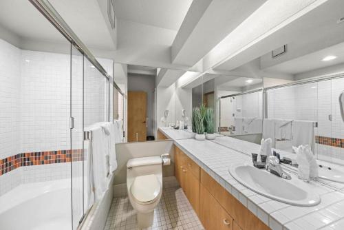 奥林匹克谷Studio #238的浴室配有卫生间、盥洗盆和浴缸。