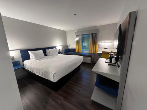 柏斯海滩Microtel Inn & Suites by Wyndham Rehoboth Beach的酒店客房,配有床和电视