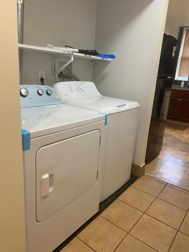 匹兹堡Private room in the heart of Oakland的客房内的白色洗衣机和烘干机