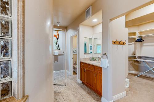 圣地亚哥Bay Park Villa的一间带水槽和镜子的浴室