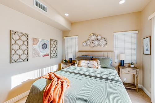 圣地亚哥Bay Park Villa的一间卧室设有一张床和两个窗户。