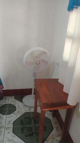 莫约加尔帕Hostel Caballo Blanco的一张桌子旁的地板上有一个白色风扇