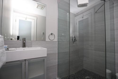 波士顿Charming & Stylish Studio on Beacon Hill #2的一间带玻璃淋浴和水槽的浴室