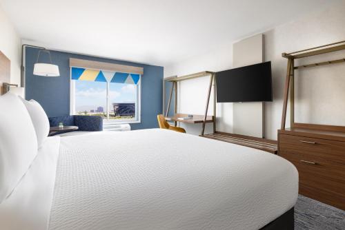 拉斯维加斯Holiday Inn Express Las Vegas Stadium Area, an IHG Hotel的卧室设有一张白色大床和一扇窗户。