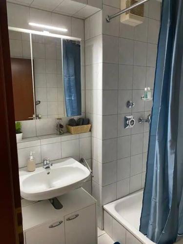多特蒙德Dortmund City! Apartment DREAM的浴室配有盥洗盆、镜子和浴缸