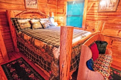 赛维尔维尔Mick's Hideaway - Semi-Secluded的小木屋内一间卧室,配有一张床