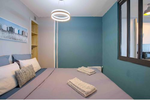 尼斯Flat design with SEA view promenade des anglais的一间卧室配有一张大床和两个枕头