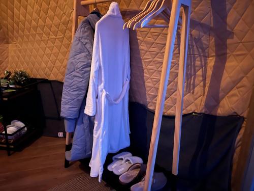 霍尔斯沃德吕尔Aurora Dome on the South Coast的一间卧室配有带衣服和鞋子的双层床