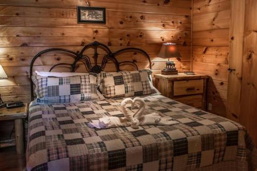 赛维尔维尔Holly Tree Hideaway - Semi Secluded Mtn Setting的一间卧室配有一张带天鹅的床