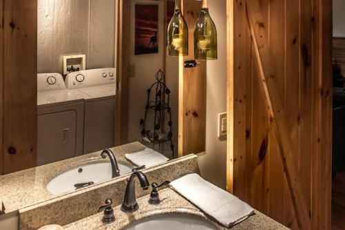 赛维尔维尔Holly Tree Hideaway - Semi Secluded Mtn Setting的一间带水槽和大镜子的浴室