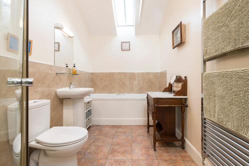 阿利士Incheoch Farm Granary的浴室配有卫生间、盥洗盆和浴缸。