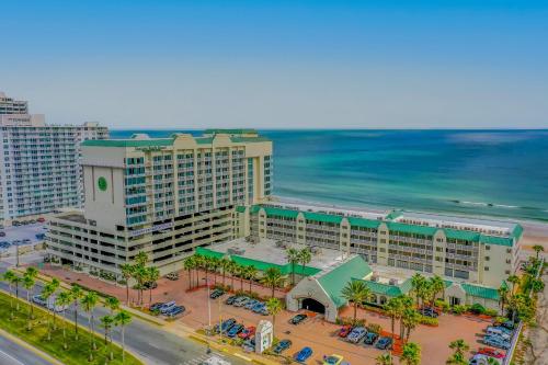 代托纳海滩Daytona Beach Resort的享有度假胜地和海洋的空中景致