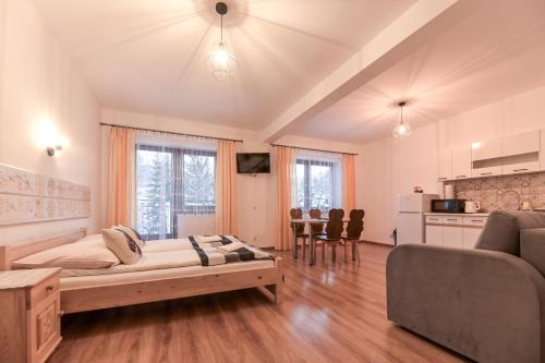 考斯赛力克VillaGiewont的一间卧室设有一张床和一间客厅。