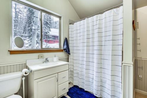 BrightonSolitude Mountain Cabin Creek-Side View and Hot Tub的一间带水槽和卫生间的浴室以及窗户。